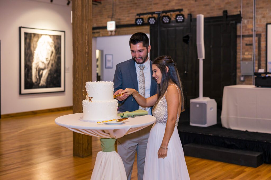 Cutting the cake photos with bride and groom