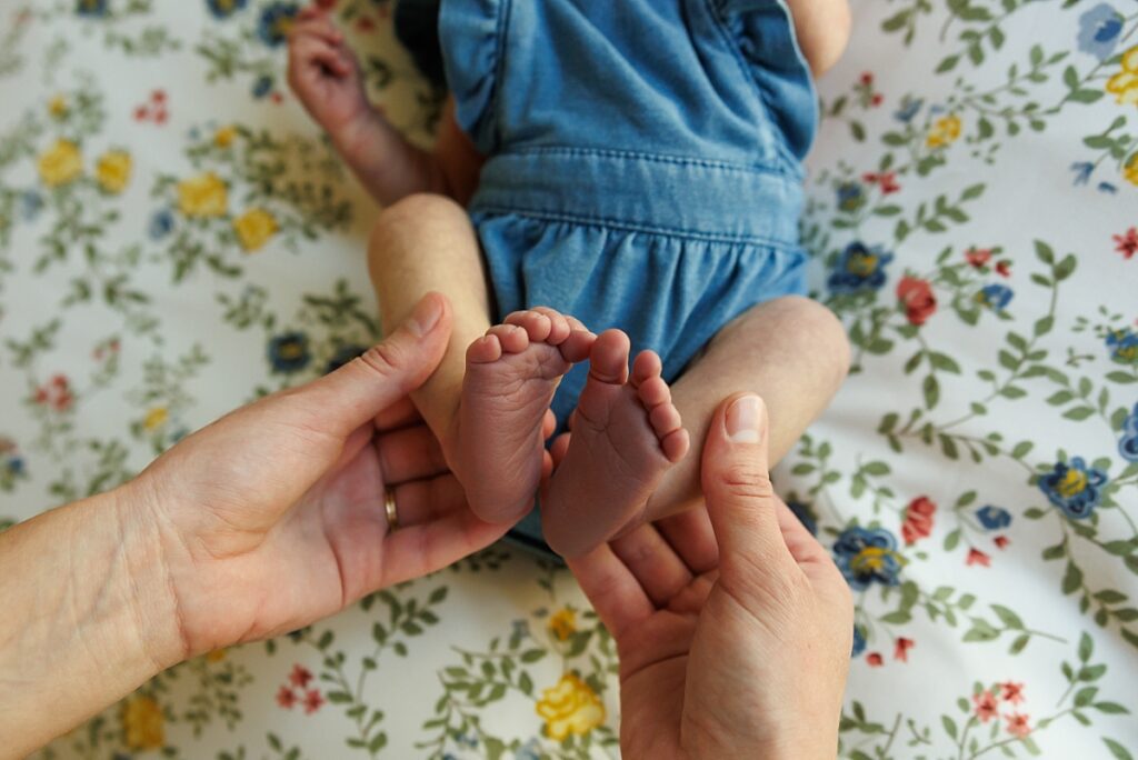 Mom holding baby's feet in newborn photos